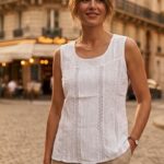 Débardeur en coton blanc brodé, porté dans une rue parisienne