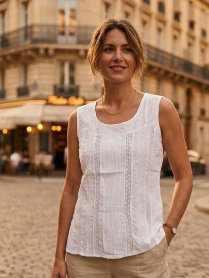 Débardeur en coton blanc brodé, porté dans une rue parisienne