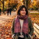 Femme portant une écharpe en laine à motif paisley en extérieur