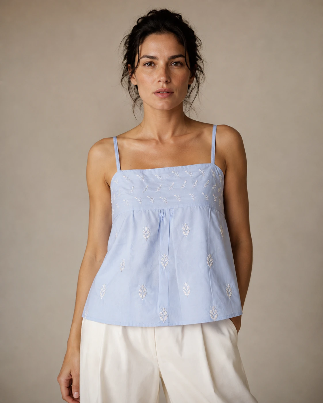 ciel-bleu-front Haut à bretelles en dentelle brodée – Image 1